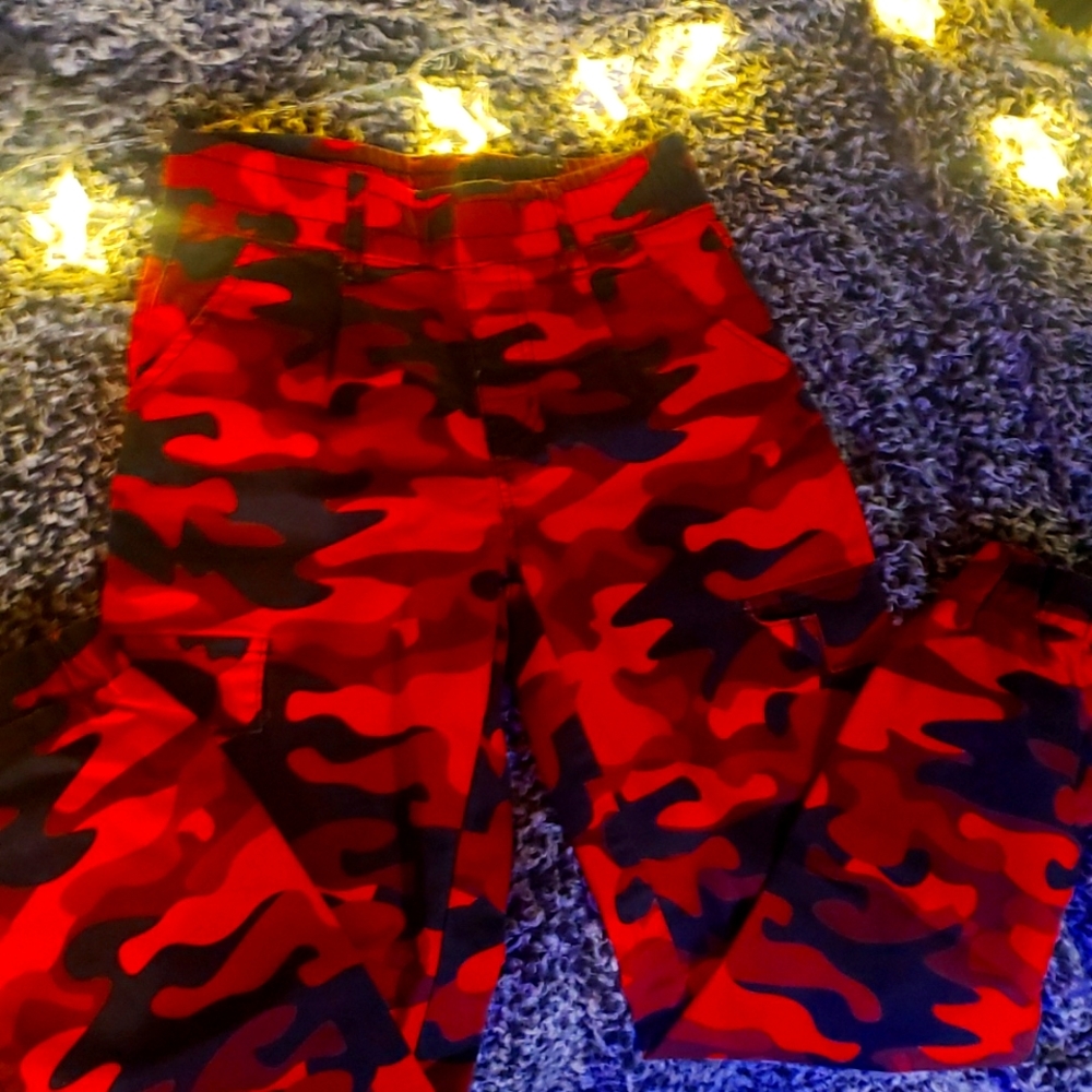 Really cute red camo hip-hop pants